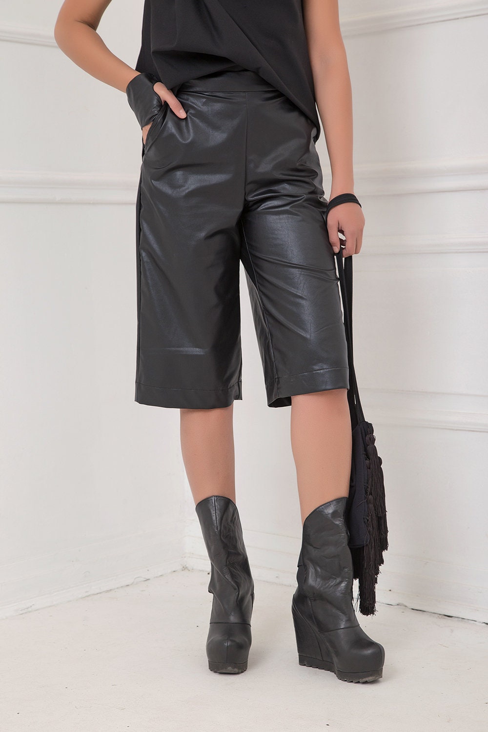 Vegan leather knee shorts - VEGGA