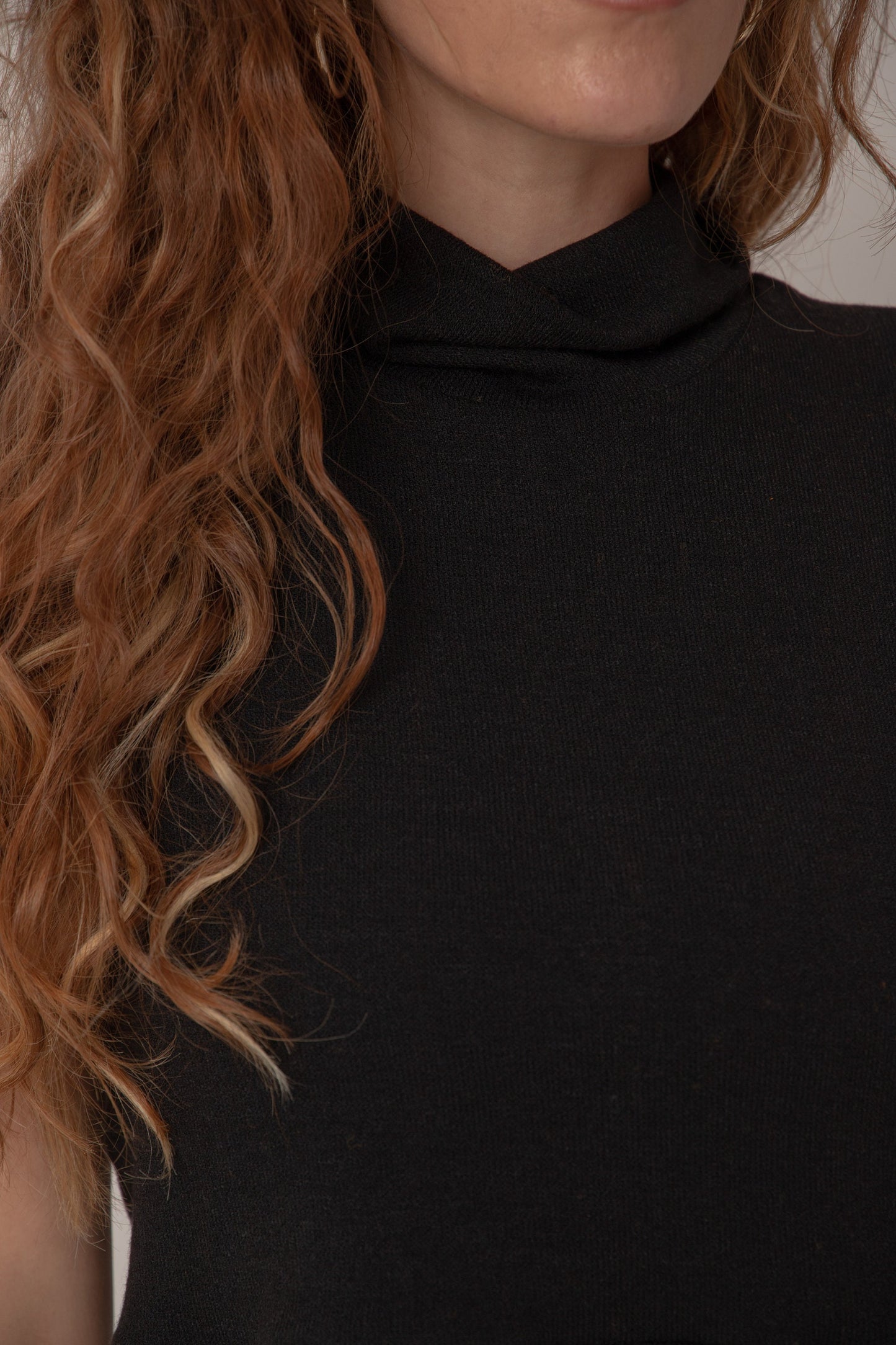 Sweatshirt sleeveless top with crossed ribbed trim: / TIEN/