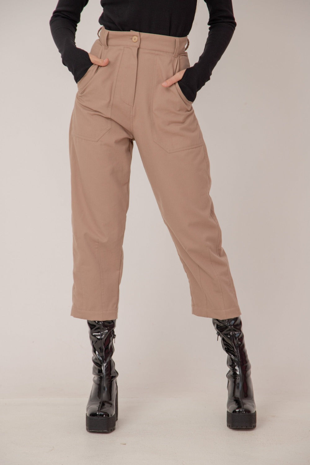 High rise waist crop pants in carrot leg design: /OISHI/