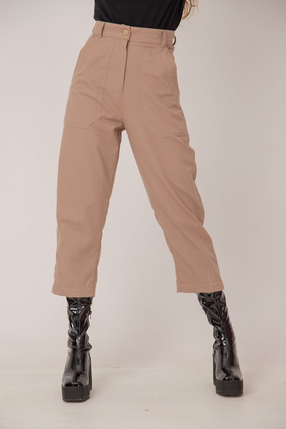 High rise waist crop pants in carrot leg design: /OISHI/